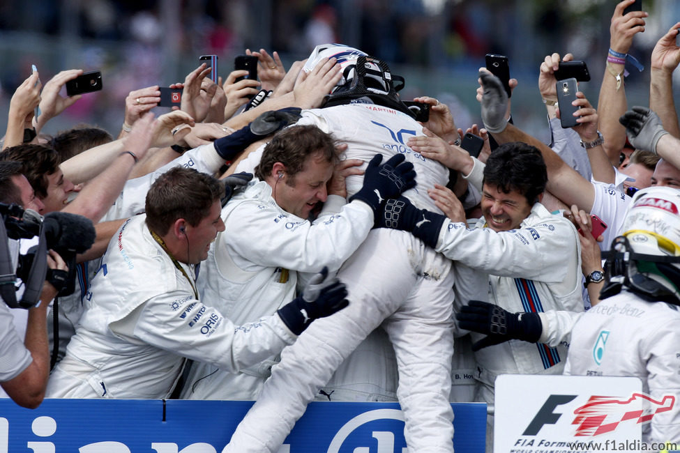 Valtteri Bottas celebrando el gran resultado con su equipo