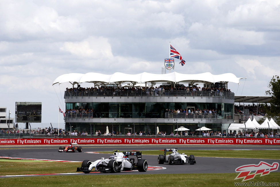 Valtteri Bottas seguido de Felipe Massa