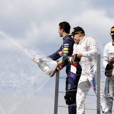 Daniel Ricciardo, Valtteri Bottas y Lewis Hamilton en la ceremonia del champagne
