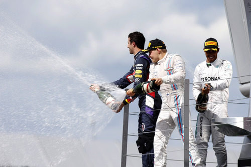 Daniel Ricciardo, Valtteri Bottas y Lewis Hamilton en la ceremonia del champagne