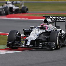 Jenson Button seguido de Kevin Magnussen