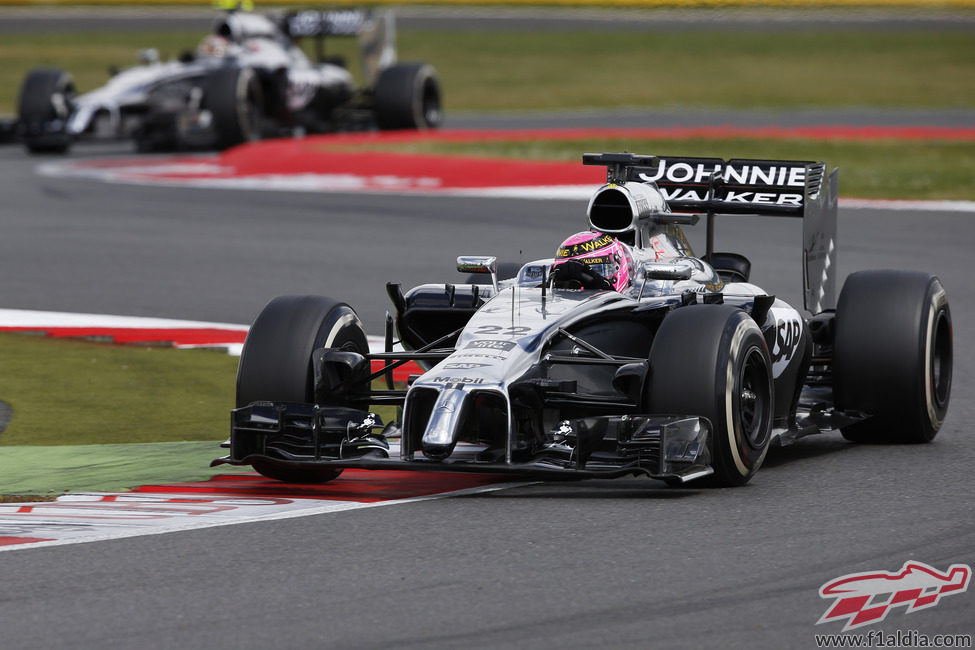 Jenson Button seguido de Kevin Magnussen