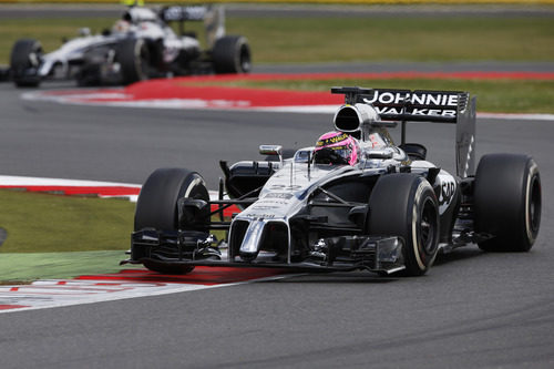 Jenson Button seguido de Kevin Magnussen