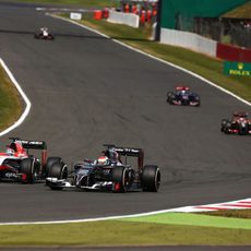 Jules Bianchi adelantando a Adrian Sutil