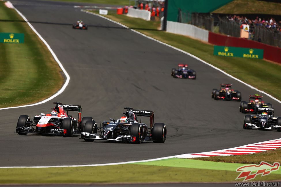 Jules Bianchi adelantando a Adrian Sutil