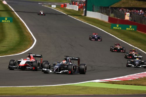 Jules Bianchi adelantando a Adrian Sutil