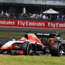 Jules Bianchi conteniendo detrás a los Sauber