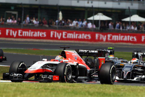 Jules Bianchi conteniendo detrás a los Sauber