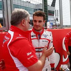 Jules Bianchi hablando con Andrei Cheglakov, propietario de Marussia