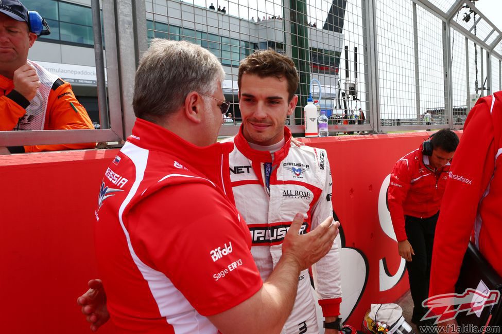 Jules Bianchi hablando con Andrei Cheglakov, propietario de Marussia