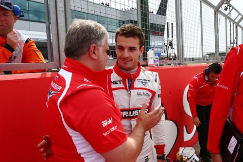 Jules Bianchi hablando con Andrei Cheglakov, propietario de Marussia
