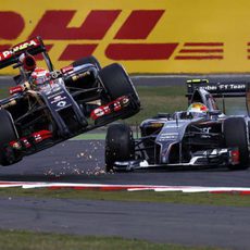 Esteban Gutiérrez golpea el coche de Pastor Maldonado