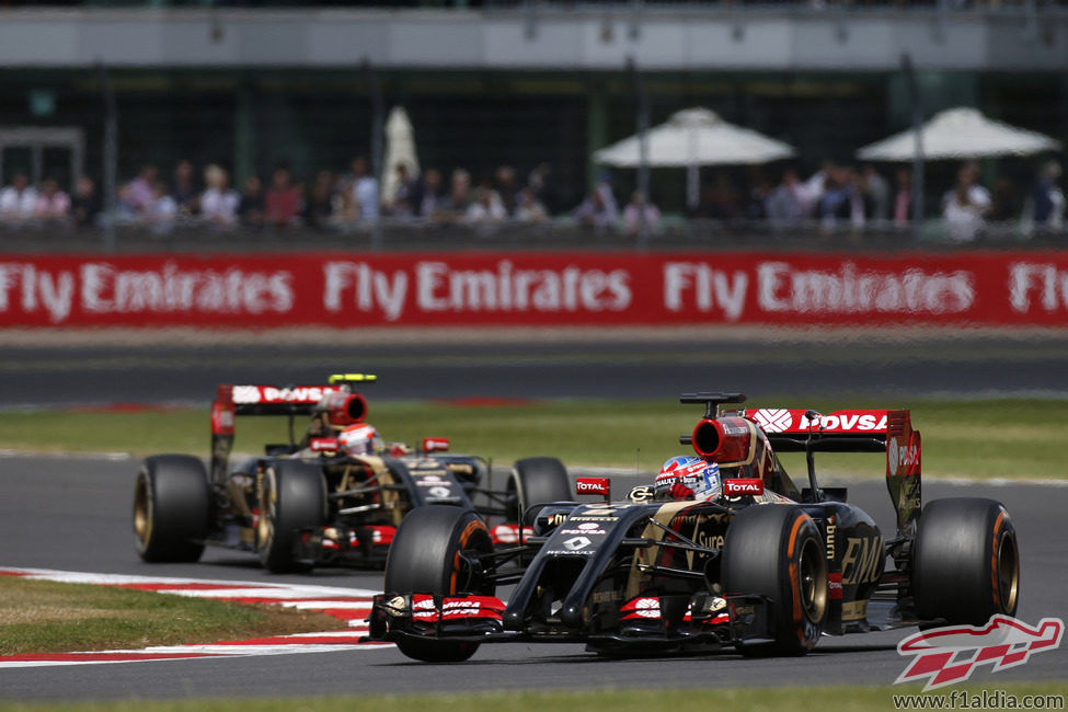 Romain Grosjean seguido de Pastor Maldonado