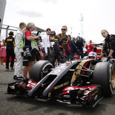 Romain Grosjean llegando a su posición en la parrila de salida