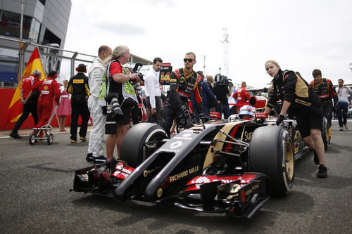 Romain Grosjean llegando a su posición en la parrila de salida