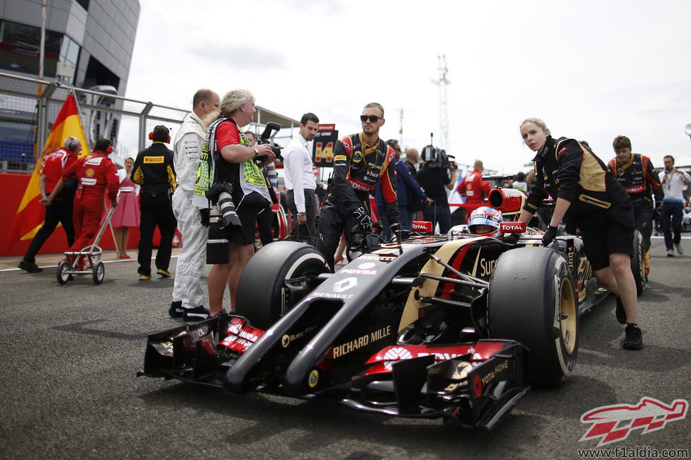 Romain Grosjean llegando a su posición en la parrila de salida