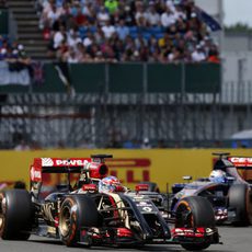 Romain Grosjean por delante de Jean-Eric Vergne