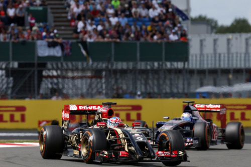 Romain Grosjean por delante de Jean-Eric Vergne