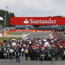 Parrilla de salida pocos minutos antes de que se apague el semáforo