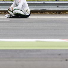 Kamui Kobayashi esperando a que se reanude la carrera