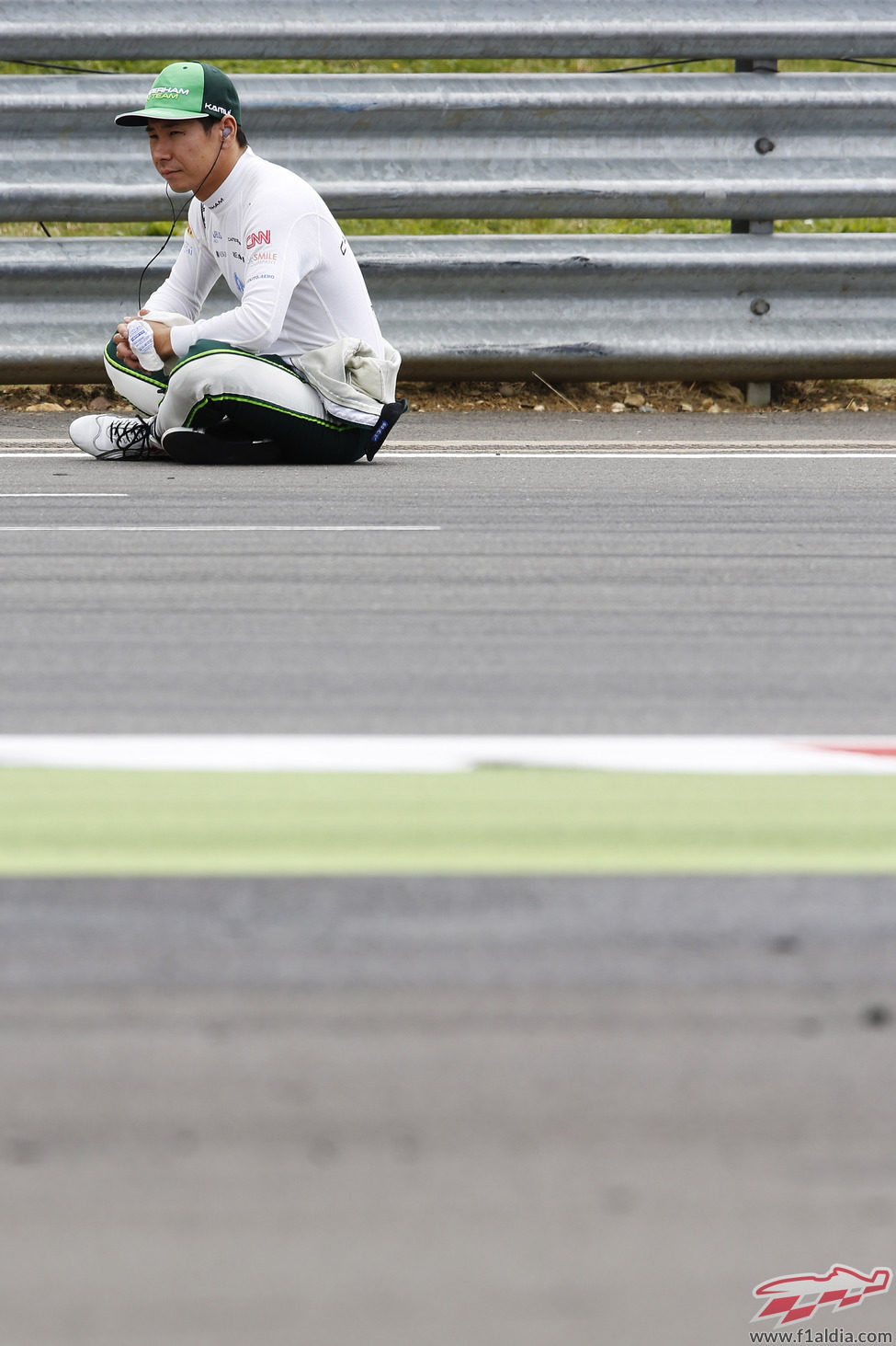 Kamui Kobayashi esperando a que se reanude la carrera