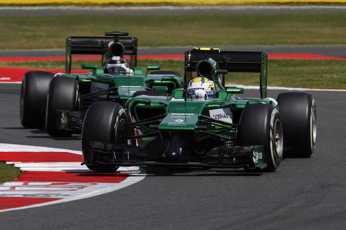 Marcus Ericsson seguido por su compañero de equipo