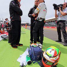 Sergio Pérez esperando que se reanude la carrera