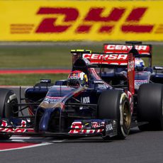 Jean-Eric Vergne pegado a Daniil Kvyat en la carrera