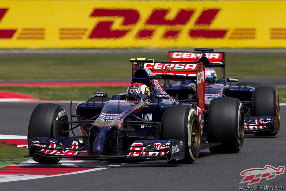 Jean-Eric Vergne pegado a Daniil Kvyat en la carrera