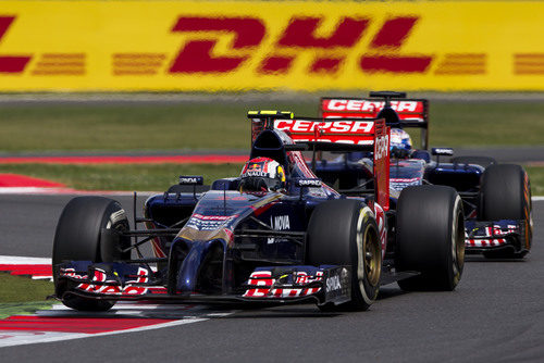 Jean-Eric Vergne pegado a Daniil Kvyat en la carrera