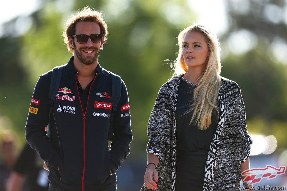 Jean-Eric Vergne y Petra Silande en el paddock