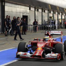 Pedro de la Rosa en la calle de 'boxes' de Silverstone