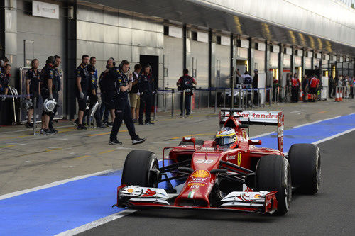 Pedro de la Rosa en la calle de 'boxes' de Silverstone