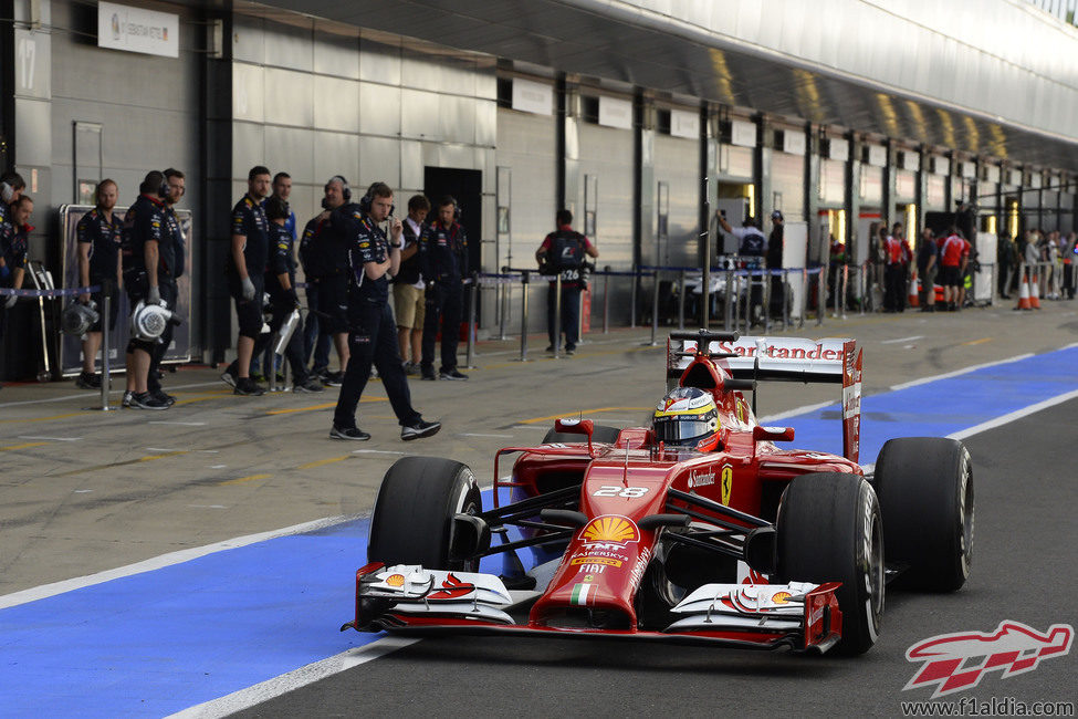 Pedro de la Rosa en la calle de 'boxes' de Silverstone