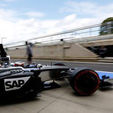 Stoffel Vandoorne saliendo del garaje