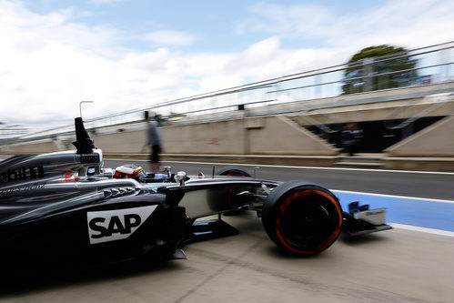 Stoffel Vandoorne saliendo del garaje