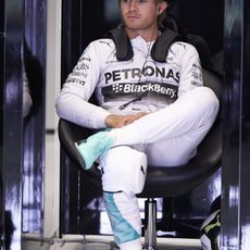 Nico Rosberg esperando para subirse al coche