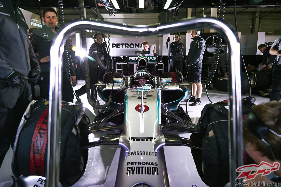 Nico Rosberg en el garaje a punto de salir a la pista