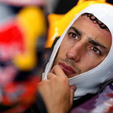 Daniel Ricciardo concentrado en el primer día de test