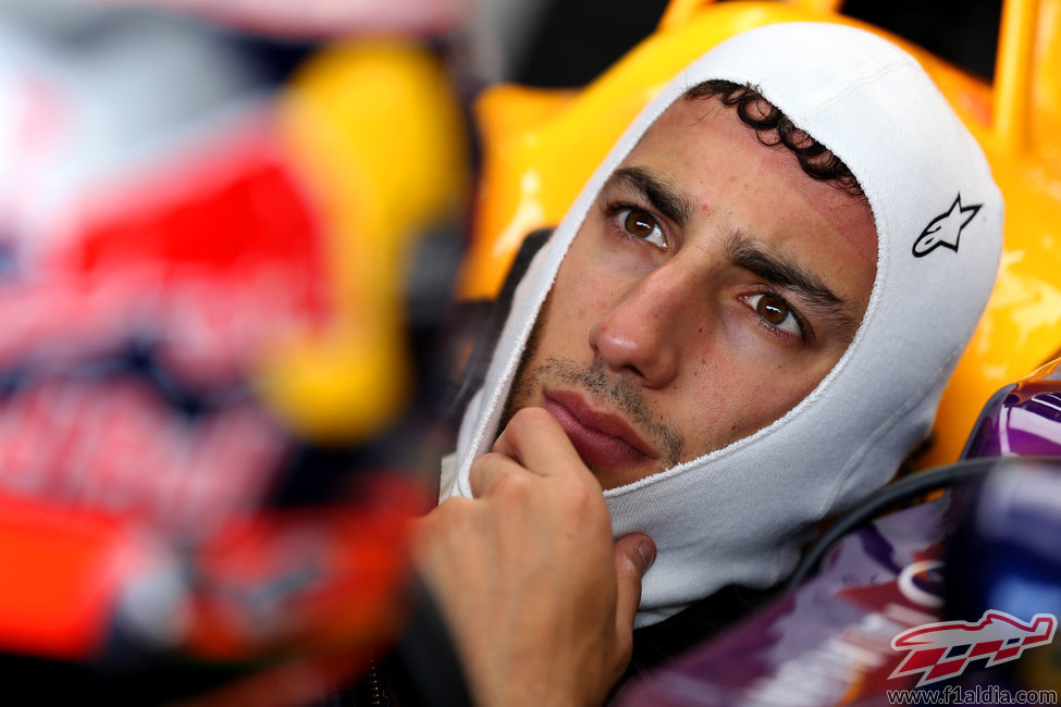 Daniel Ricciardo concentrado en el primer día de test