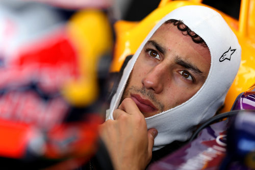 Daniel Ricciardo concentrado en el primer día de test