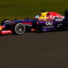 Sebastian Vettel realizando pruebas de neumáticos