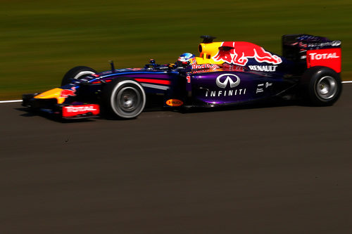 Sebastian Vettel realizando pruebas de neumáticos