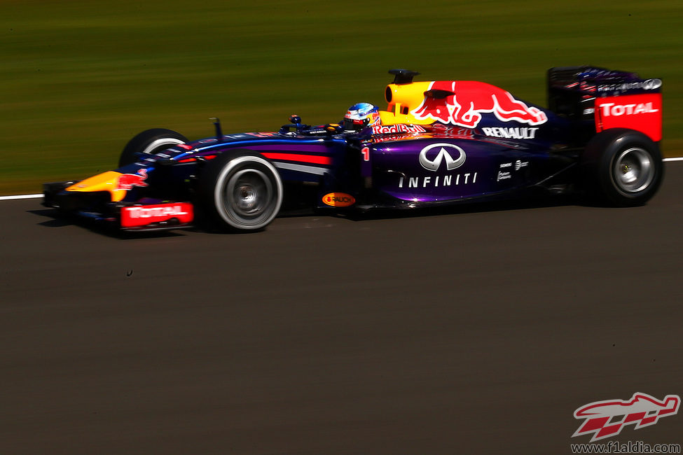 Sebastian Vettel realizando pruebas de neumáticos