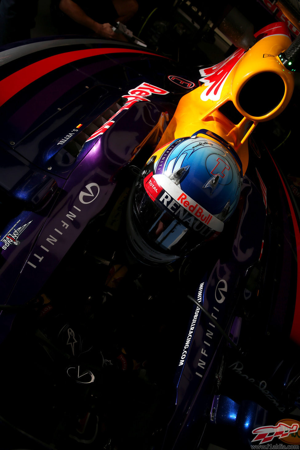 Sebastian Vettel en el garaje