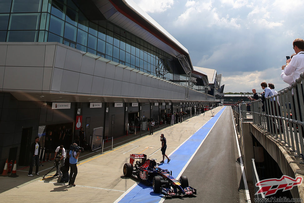 Jean-Eric Vergne saliendo del garaje