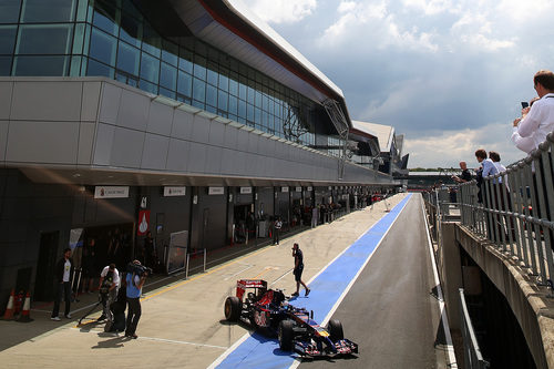 Jean-Eric Vergne saliendo del garaje