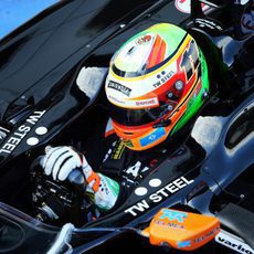 Sergio Pérez en el 'cockpit' del Force India