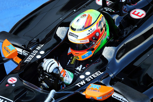 Sergio Pérez en el 'cockpit' del Force India