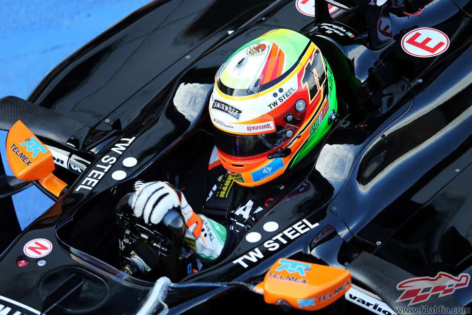 Sergio Pérez en el 'cockpit' del Force India